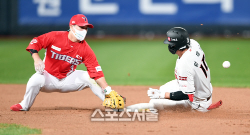 [포토]적시타 황재균, 내침김에 2루까지!