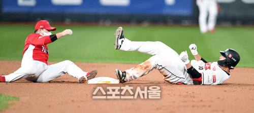 [포토]KT 황재균, 단타로 2루까지!