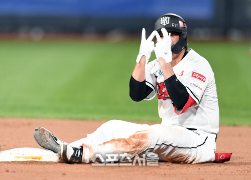 [포토]KT 황재균, 이번엔 적시타!