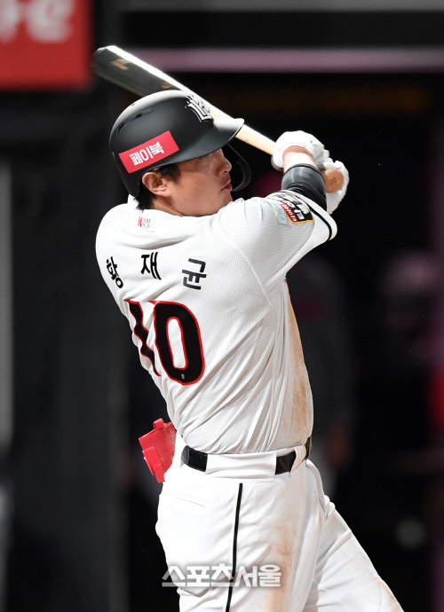 [포토]시즌 15호 홈런 넘기는 KT 황재균