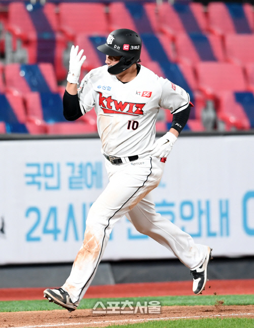 [포토]KT 황재균, 마지막 타석은 홈런으로!
