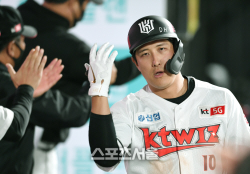 [포토]승기를 굳히는 KT 황재균의 3점 홈런