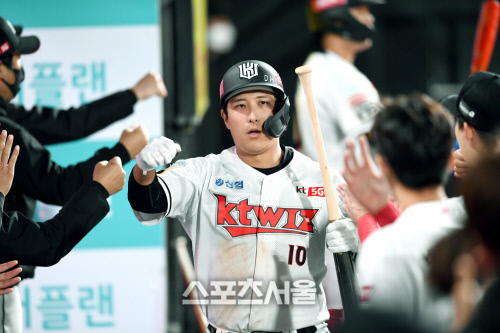 [포토]2점 홈런 KT 황재균, 이길 땐 확실하게!