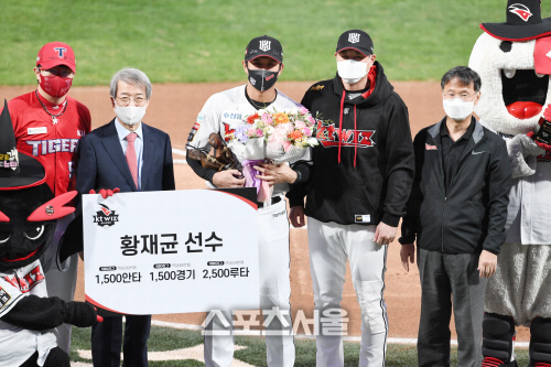 [포토]KT 황재균, KBO리그 기념상 3개를 한꺼번에!