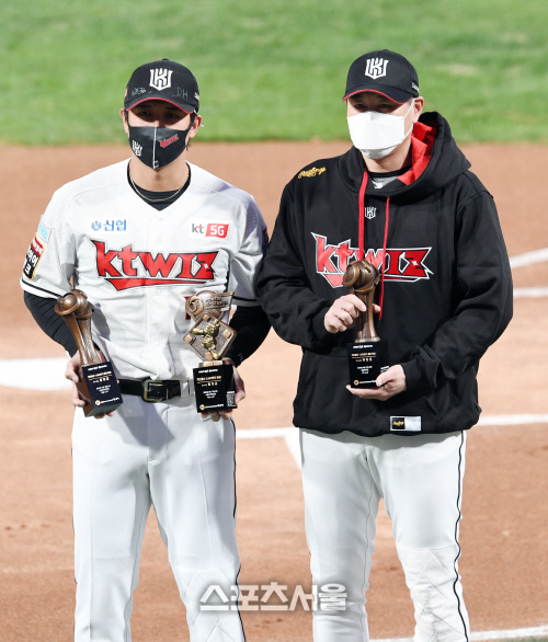 [포토]KT 황재균-유한준, 나란히 1500경기 출장 기념상