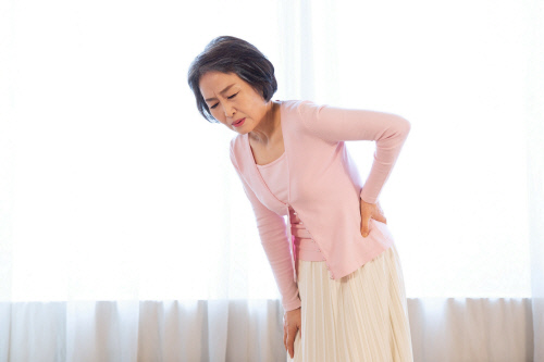 굽은 허리_