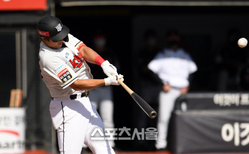 [포토]KT 황재균, LG 켈리 상대 2타점 역전 2루타