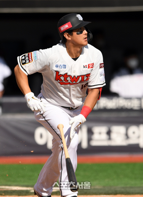 [포토]LG 켈리 상대 역전 2타점 2루타 KT 황재균