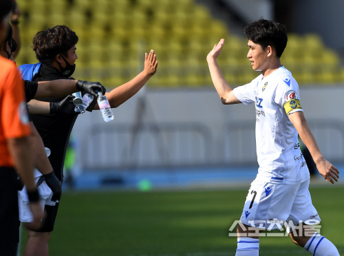 [포토] 인천 김도혁, 추가골 하이파이브~