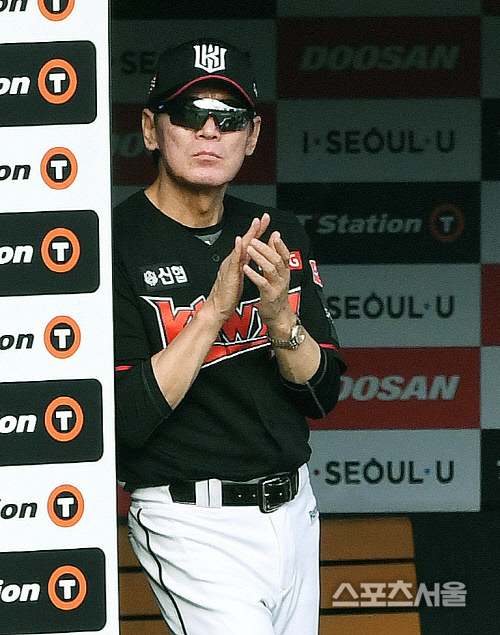 [포토] kt 이강철 감독, 시작이 좋아~