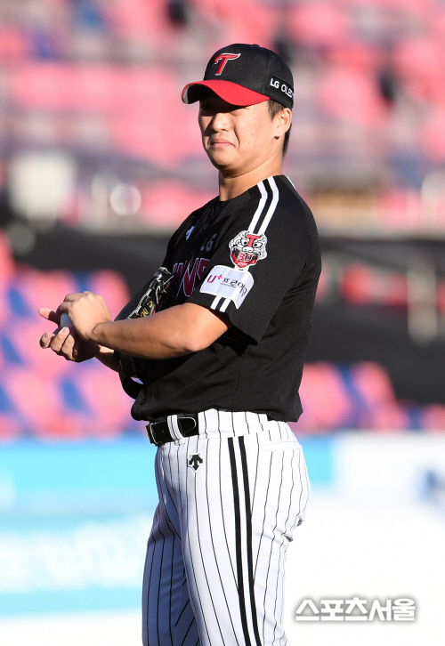 [포토]동점에 끝내기까지 허용한 LG 고우석, 아쉬운 패전