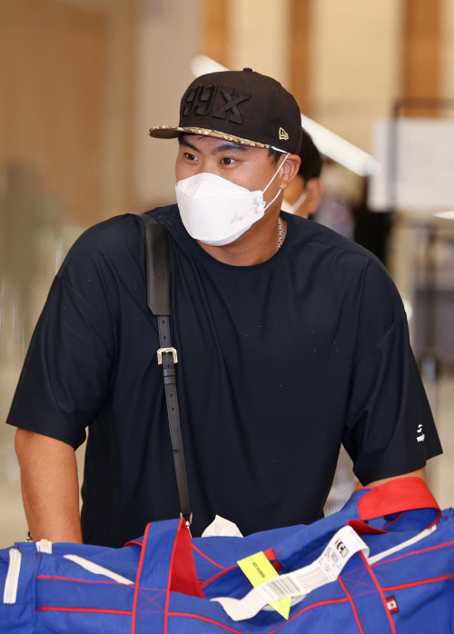 류현진 귀국<YONHAP NO-3245>