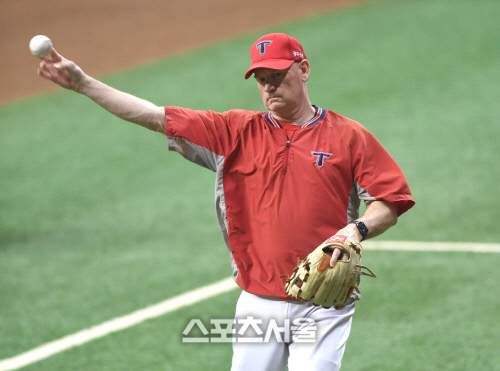 [포토] 윌리엄스 감독 \'비장한 표정으로\'