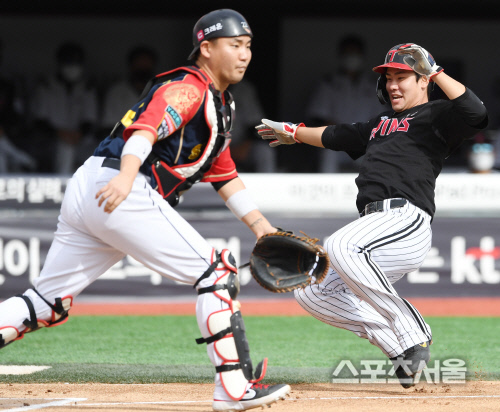 [포토] LG 홍창기, 1회 선취점 만드는...과감한 태그업!