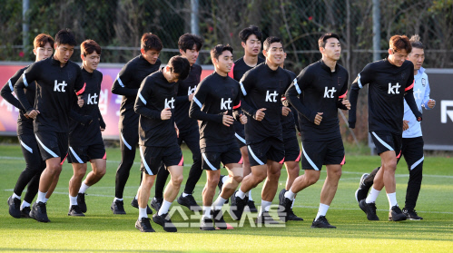 [포토]올림픽팀과의 평가전 준비하는 A대표팀, 여유있는 표정으로!