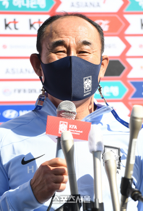 [포토]A대표팀과 결전 앞둔 올림픽대표팀 김학범 감독