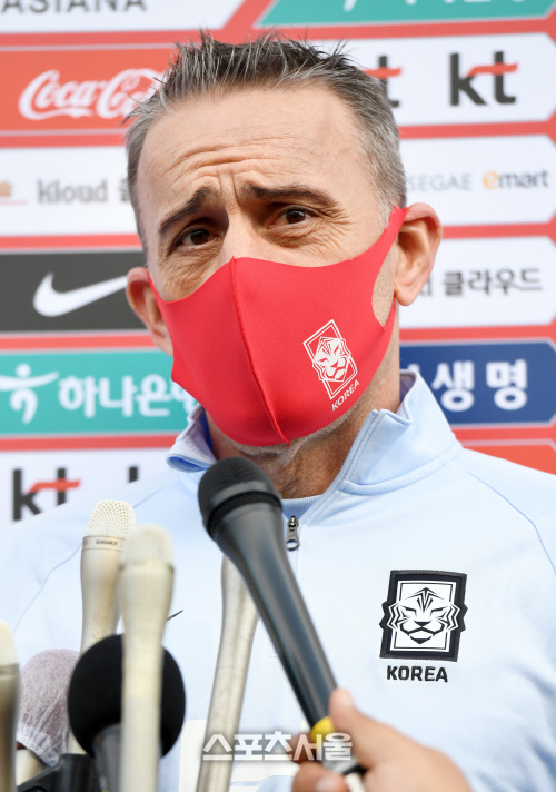 [포토]벤투 감독, \'올림픽팀과의 친선경기 더 부담되는 것은 사실\'