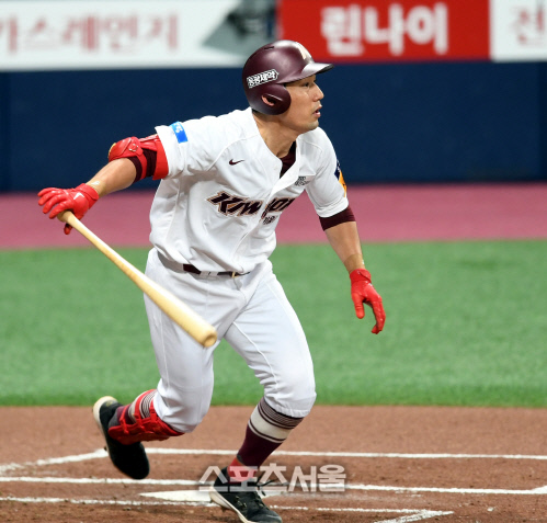 [포토] 1회 중전안타로 출루하는 서건창