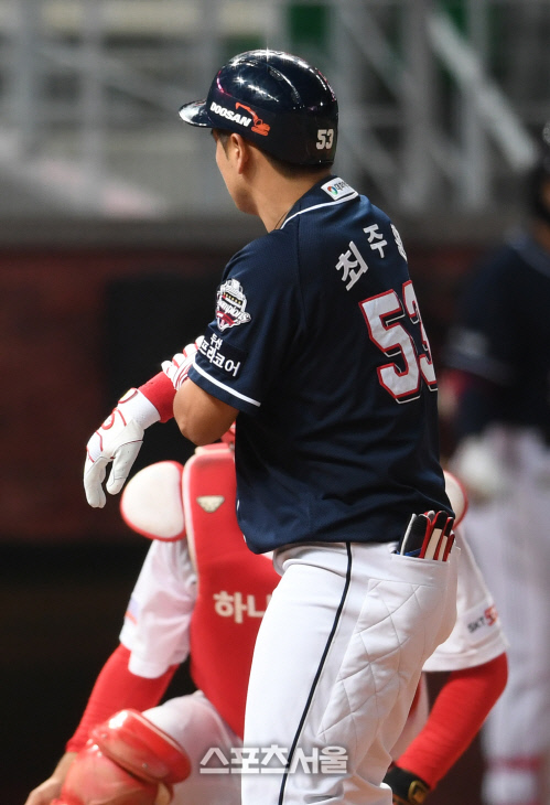 [포토]몸에 맞는 볼 주장하는 최주환, 바람이 스쳤나...