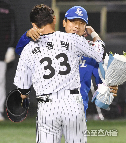 [포토] 삼성 김용달 코치, 박용택 2500 안타 대기록에 따뜻한 축하...