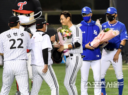 [포토] LG 박용택의 2500 안타 대기록, 양 팀 모두 축하를...!