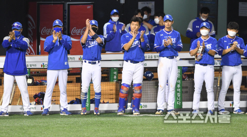 [포토] 삼성 라이온즈, 박용택 2500 안타 대기록에...경의를!