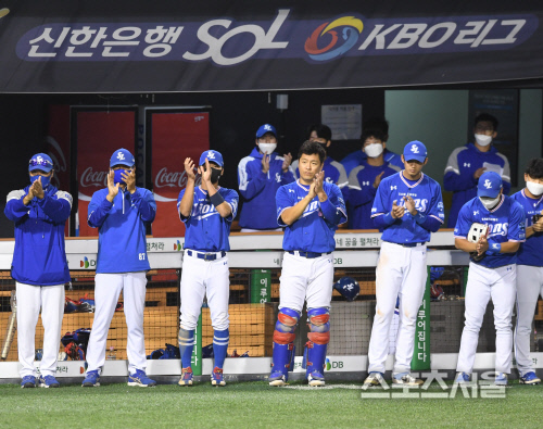 [포토] 삼성 라이온즈, 박용택 2500 안타 대기록에...아낌없는 축하를...