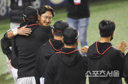 [포토] LG 박용택의 2500 안타, 코칭스태프에게도...뜨거운 포옹을!