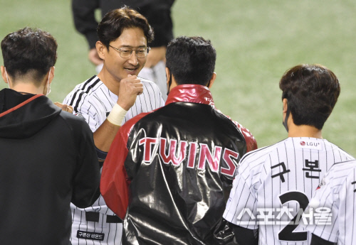 [포토] LG 박용택, 2500 안타의 기쁨을 후배들과...!
