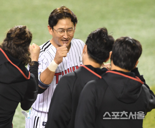[포토] LG 박용택, 2500 안타의 기쁨을 선수단과~