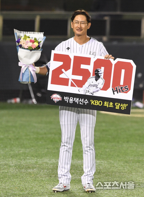 [포토] LG 박용택, 2500 안타...드디어 달성했습니다!