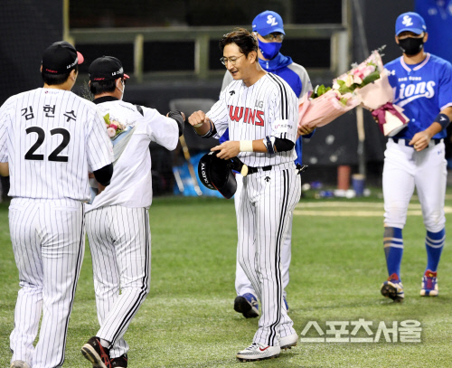 [포토] LG 박용택의 2500안타, 양팀 감독과 주장들도...