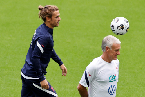 프랑스대표팀 데샹 감독 "그리즈만은 바르셀로나에서 행복하지 않다"