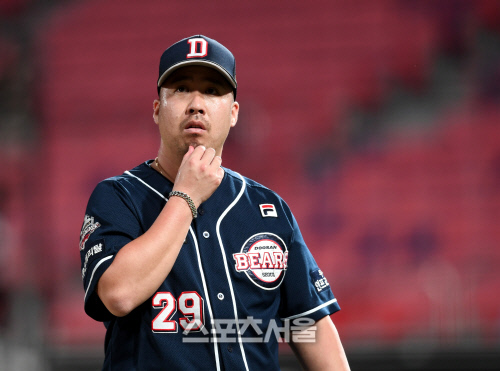 [포토] 유희관 \'1회 실점 아쉬워\'