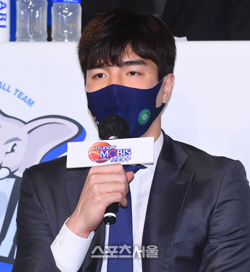 [포토] DB 김종규, 우승컵 욕심난다!