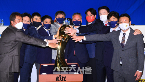 [포토] 2020-2021 KBL 미디어데이, 우승컵을 향한 감독들의 투지!
