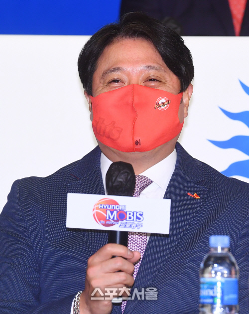 [포토] SK 문경은 감독, 눈웃음으로 드러나는 여유!