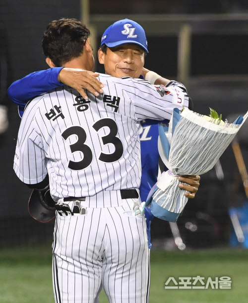 [포토] 삼성 김용달 코치, 박용택 2500 안타 대기록 축하해...