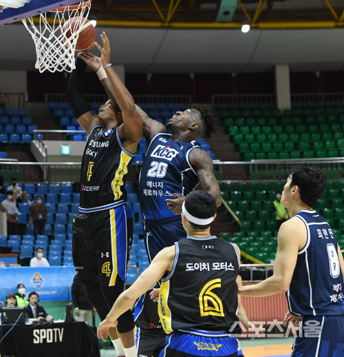 [포토] 삼성 힉스 - 전주 라건아, 리바운드 경합!