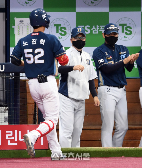 [포토]노진혁의 홈런 축하하는 이동욱 감독