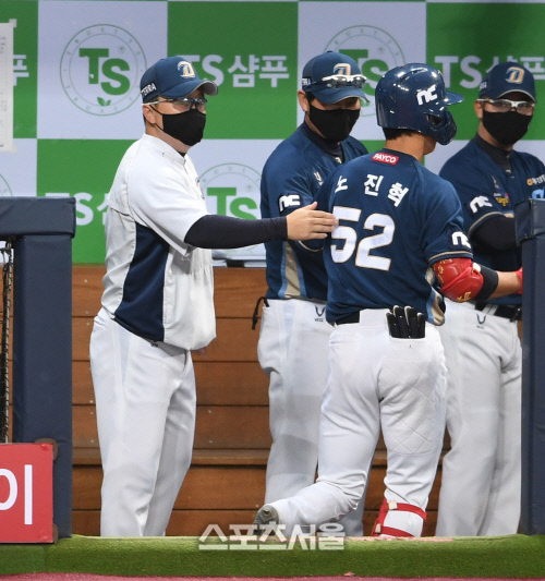 [포토]NC 이동욱, 홈런 노진혁 축하해!