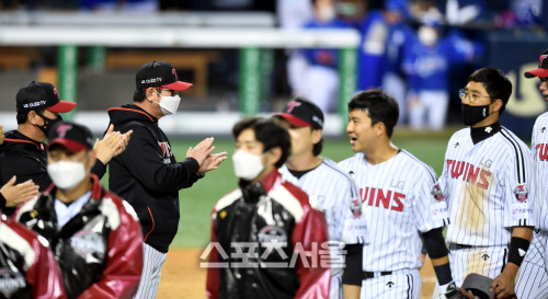 [포토] 류중일 감독 \'모두 잘했어\'
