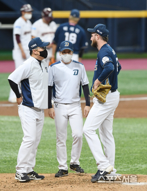 [포토] NC 이동욱 감독, 라이트...대체 왜 이래?