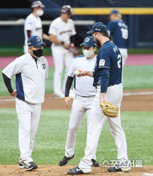 [포토] NC 이동욱 감독, 라이트...무슨 일이야?