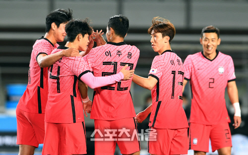 [포토]첫 골 넣은 국가대표팀 이주용