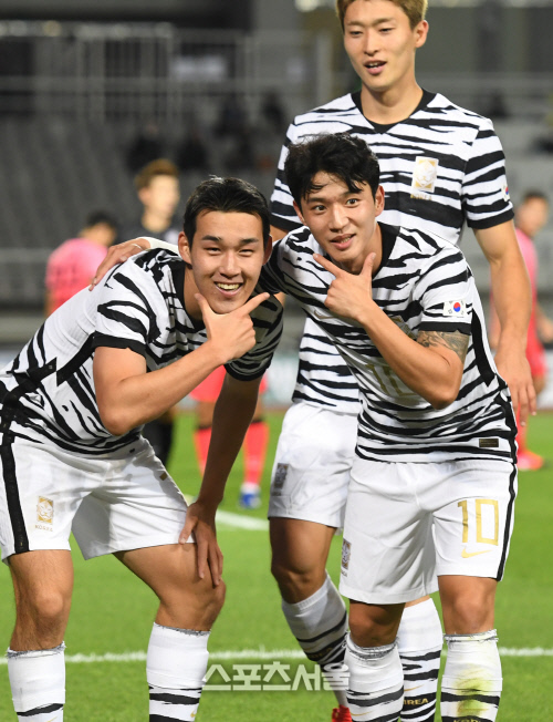 [포토]올림픽대표팀 동점골 송민규, 기념촬영 찰칵!