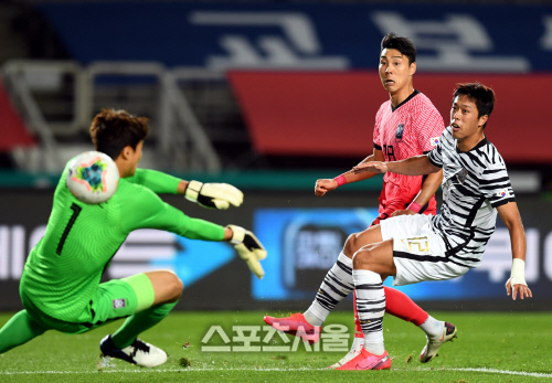 [포토] 이정협 \'다시 동점 만드는 골\'