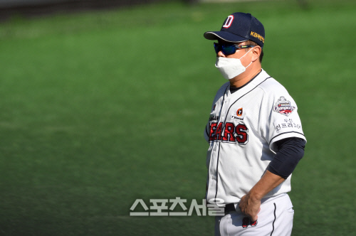 [포토]두산 김태형 감독, 비디오판독에 항의하고 퇴장