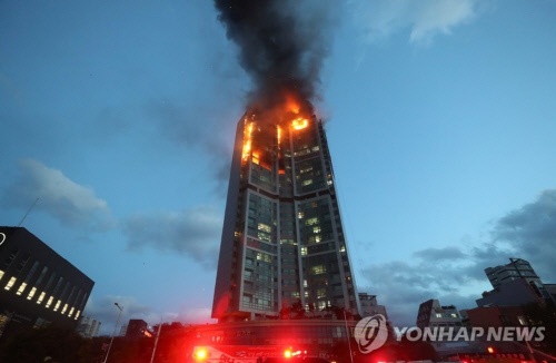 영상확보, 탐문 등 울산 주상복합 화재 원인 본격 수사