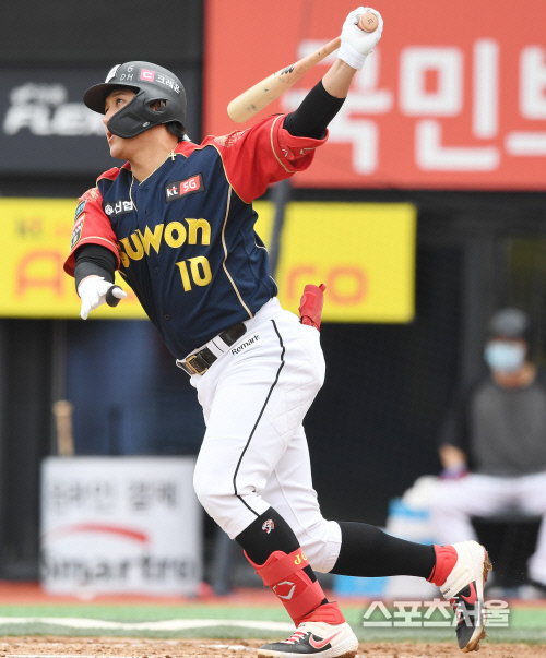 [포토] kt 황재균, 1회 곧바로 동점을 만드는...홈런포!
